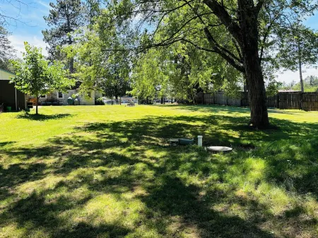 Lake front cabin on the Eagle River chain. Pet friendly. Pontoon for rent.