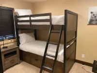 Gorgeous Chalet Cabin w/NEW HOT TUB near National Parks and loaded w'/Amenities!