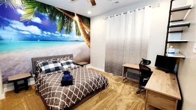 NEW! Luxury Modern Retreat House in Flagstaff Swift Travel Center附近的飯店