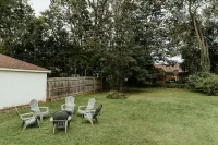 "The Lynn" MODERN URBAN STAY w/ Backyard