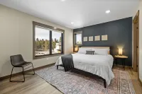 Luxury property with 5 King Suites Air Conditioning, Pool Access, Hot Tub & Wifi