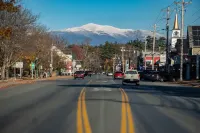 5 bdrm, 3 levels, 5 min Attitash Mt, 6 miles storyland, pool, a/c, grill