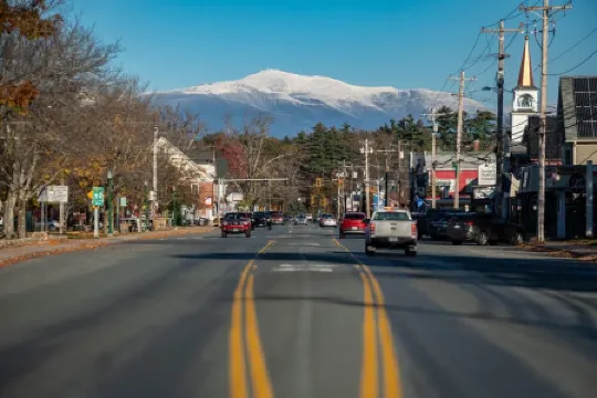 5 bdrm, 3 levels, 5 min Attitash Mt, 6 miles storyland, pool, a/c, grill