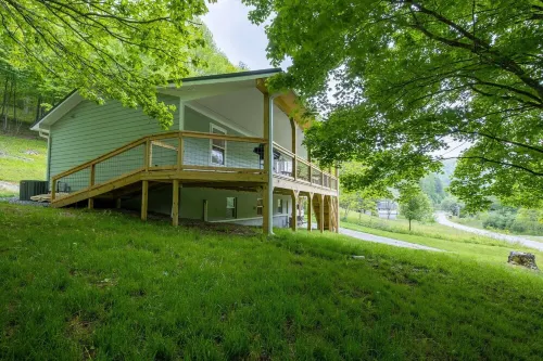 Inviting Mtn Retreat! Fire Pit+Grill~WiFi~Near Avl~ 3 Mins to Hatley Pointe!