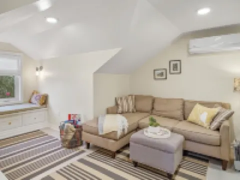 Adorable attic cottage in the heart of Oregon Wine Country. Hotels in Newberg