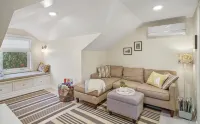 Adorable attic cottage in the heart of Oregon Wine Country.