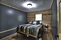 Moonshine Cabin with a nice yard on the creek in the shadows of the Smokies