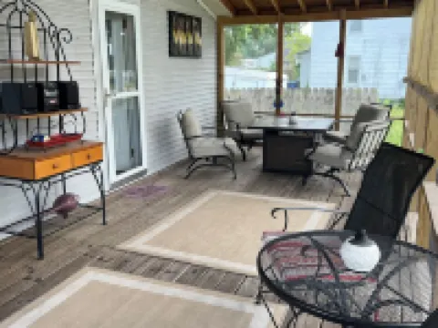 Charlie’s on the Water - a Charming 3-bedroom house with a lake view-Sabula Hotels in Sabula