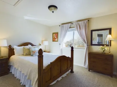 Cozy, Quiet, Beautiful Townhome. Great sleep! Patio and grill. Pet Friendly !