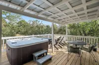 Private Ranch Cabin with Hot-Tub + Close to Town