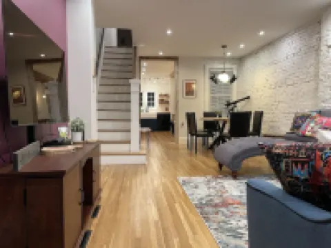 Row-home 3min drive to Central Market,Office,Patio w/ Fire Pit, Artistic Accents