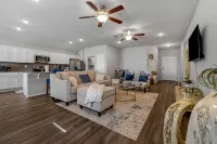 Lakewood Lounge - Quiet Area, Walking Trails, Community Park