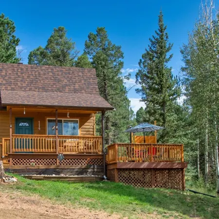 NEW Updated, SUNSETCABIN:3 bd,1.5 bth, secluded, beautiful views, deck, sleeps 6