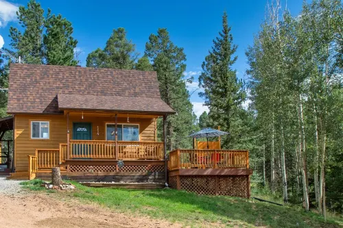 NEW Updated, SUNSETCABIN:3 bd,1.5 bth, secluded, beautiful views, deck, sleeps 6