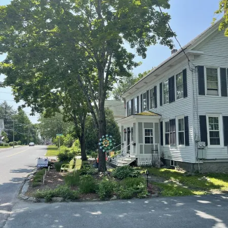 Cozy 1890 Cottage Studio with Hot Tub and Fire Pit in Downtown Kennebunk
