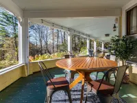 Gorgeous Mountain View in Manchester, Shopping, Dining, Spa. 5 min walk to town. Hotels in Manchester Center