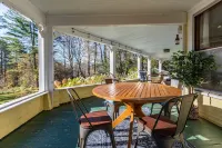 Gorgeous Mountain View in Manchester, Shopping, Dining, Spa. 5 min walk to town.