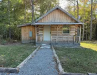 “The Fox Den” WhittleSticks Cabin in Lancing Hotels in Morgan County