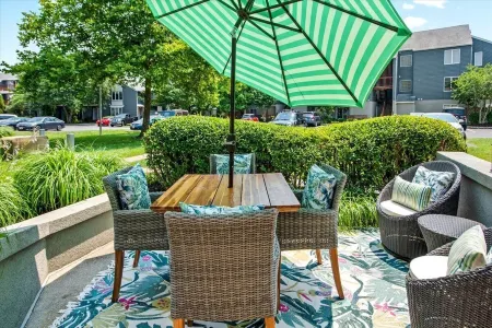 Coastal Chic 2BR Condo w/ Community Pool, Walk to Restaurants Отели в г. Рехобот-Бич