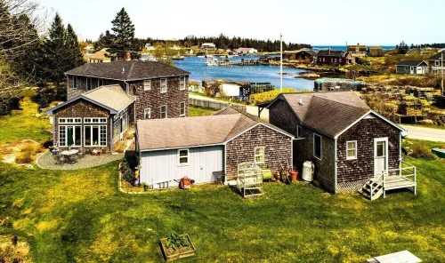 Comfy "Mini-estate" on Iconic Corea Harbor