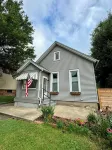 Modern 2BR Charmer Heart of BloNo Hotel dekat University of IL Extension