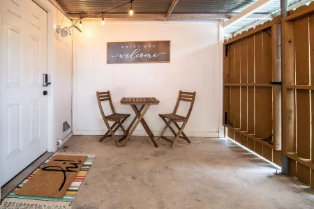 "The Brixley House" off the Kerrville River Trail w/Private Backyard