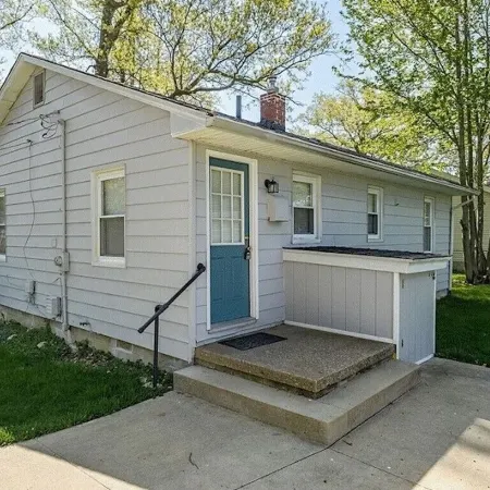 Avon Lake Updated 2 Bedroom Cottage near Lake Erie on Very Quite Wooded Street