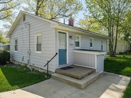 Avon Lake Updated 2 Bedroom Cottage near Lake Erie on Very Quite Wooded Street