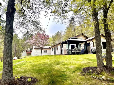 Lakefront! Pine Cone Cottage on Lake McKinley NEW