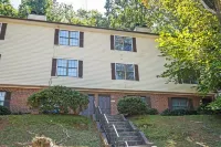 Vibrant Family Retreat~Sleeps 8~2 Kings~ Game Room Hotels in Snellville