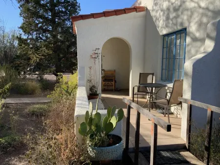 Historic Sam Hughes Charmer. Private yard w fruit trees. Walk to UA. Отели рядом с достопримечательностью «Университет Аризона»