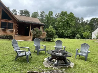 Unique lakefront 3 BR cabin directly on Lake Hartwell! 20 min drive to Clemson! Shores of Asbury RV Resort 주변 호텔