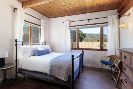 Tranquil cottage with fenced garden, fire pit, bbq, outdoor dining and hot tub.