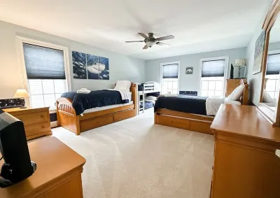 Pool - 7 Bedrooms - Close to beach