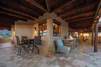 Cimarron: Spectacular city and mountain views, pool, hot tub, and more!