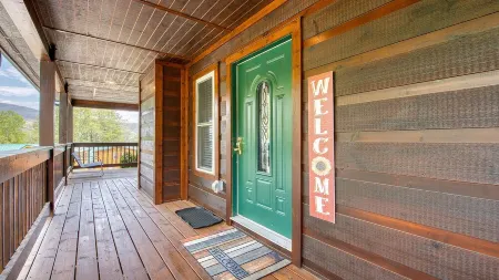 Pet-Friendly/Mountain Views/Roaming Elk/Wrap-Around Porch!