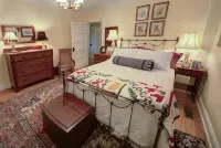 Possum Trot Farmhouse - Wedding & Event Venue, Lodging for 18,  Stone Fireplace 타이 리버 공원 주변 호텔