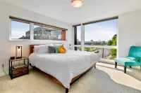 Hot Tub and Rooftop Patio- Walk to Downtown!