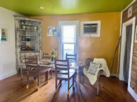 Cute & Artsy condo 1mi from Beulah, 7mi from Frankfort & 15mi from Crystal Mtn.