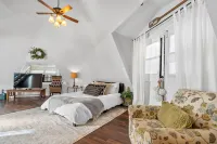 Sleeps 10, Igloo Guest House, 5 Kayaks, + More!