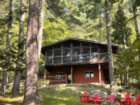 Secluded house with enclosed dog yard on 200 acre family estate Hotels in Keene