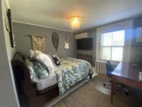 Cutchogue Farmhouse Estate with hot tub and gardens, walk to beach & vineyards