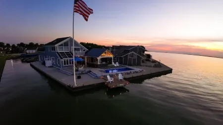 Lake front 4-bedroom vacation home with pool and  tiki bar! Отели в г. Оглейз