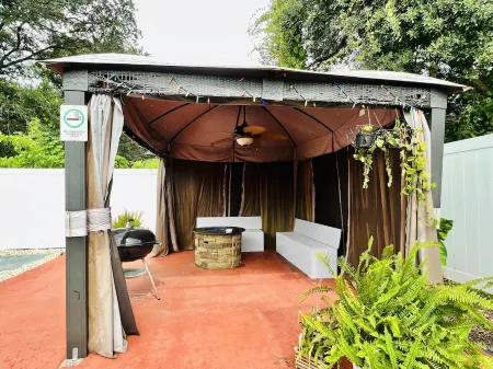 Modern Heater pool house tampa. Close to the park and zoo Отели в г. Лейк-Магдалин