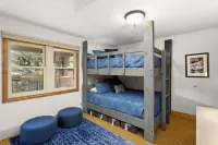 Incredible views in open 2 bedroom condo in Aspen Core! Walk to Gondola.