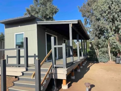 Peaceful new Tiny Home on farm, steps to wineries!