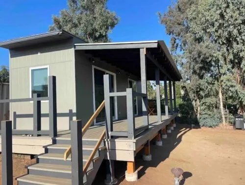 Peaceful new Tiny Home on farm, steps to wineries!