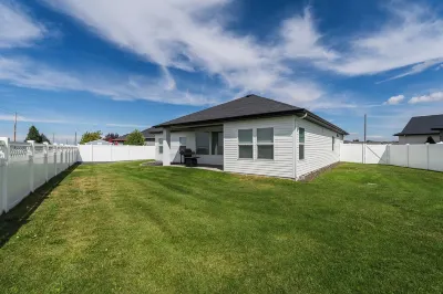 Chic & Stylish/King bd/Fireplace Hotels near Hansen Bridge