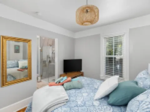 The Lyellton House: 6 Bd 4Ba - Steps to Shops & Shore - Pet Friendly Hotels in Colonial Beach