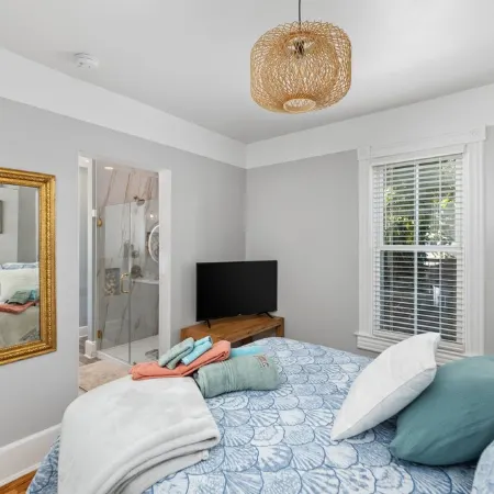 The Lyellton House: 6 Bd 4Ba - Steps to Shops & Shore - Pet Friendly Hotels in Colonial Beach